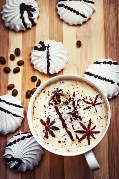 Biscoitos de merengue e xícara de café aromático e grãos de café — Fotografia de Stock