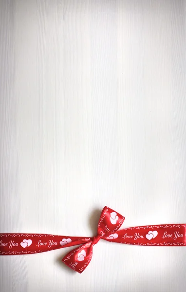 Декоративна червона стрічка з бантом — стокове фото