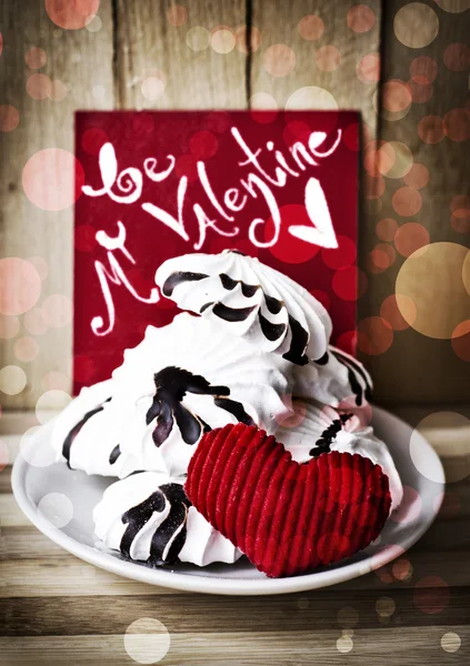 Meringue cookies and red heart — Stock Photo, Image