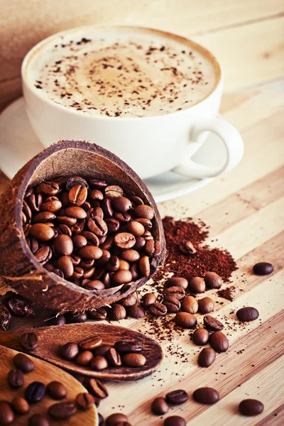 Cocos bowls with coffee beans and ground coffee — Stock Photo, Image