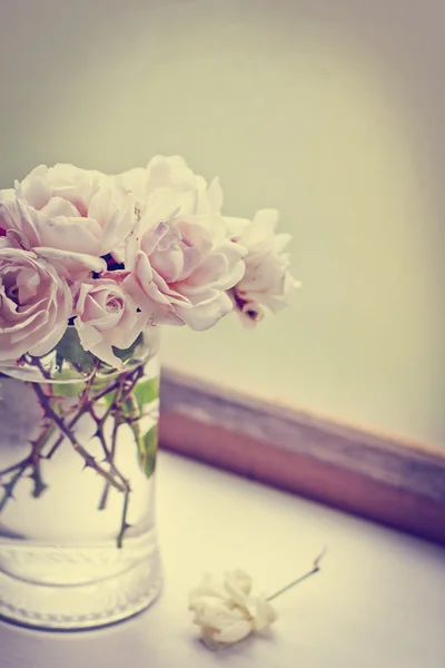 Pink roses in vase — Stock Photo, Image