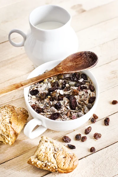 Bowl of oat flake with raisins and milk — Stock Photo, Image