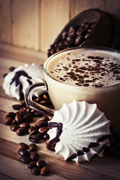 Biscoitos de merengue e xícara de café aromático e grãos de café — Fotografia de Stock