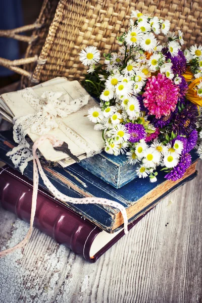 Arrière-plan avec fleurs, cartes postales et livres — Photo