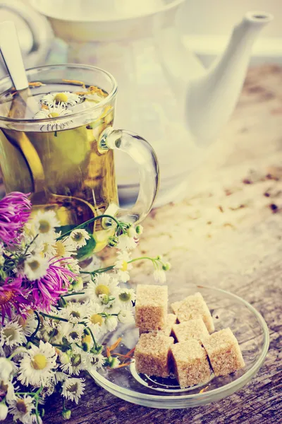 Té de manzanilla en taza —  Fotos de Stock