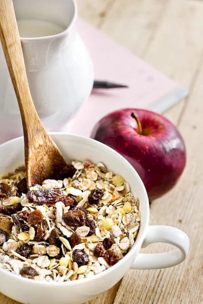 Bowl of oat flakes with raisins, milk and apples — Stock Photo, Image