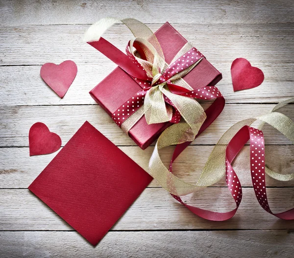 Caja de regalo de San Valentín y papel rojo — Foto de Stock