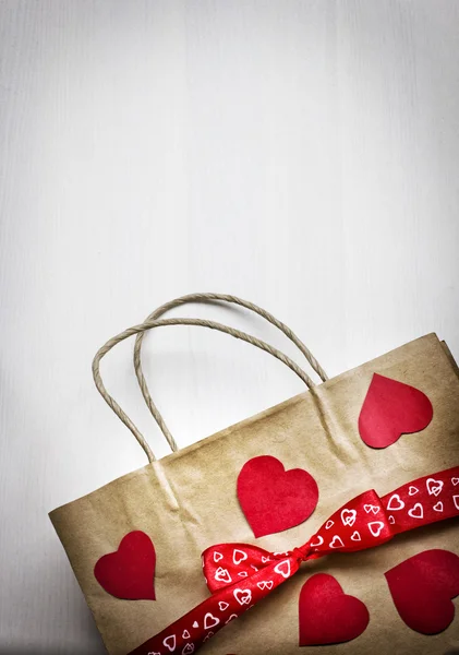 Valentinssack mit roter Schleife und Herzen — Stockfoto