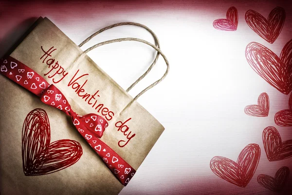 Sac cadeau Saint-Valentin avec ruban rouge et coeurs — Photo