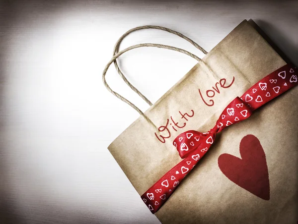 Saco de presente de Valentim com fita vermelha e coração — Fotografia de Stock