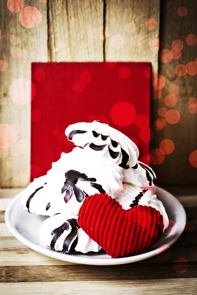 Galletas de merengue y corazón rojo — Foto de Stock