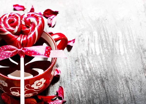 Lollipop på cup och kronblad — Stockfoto