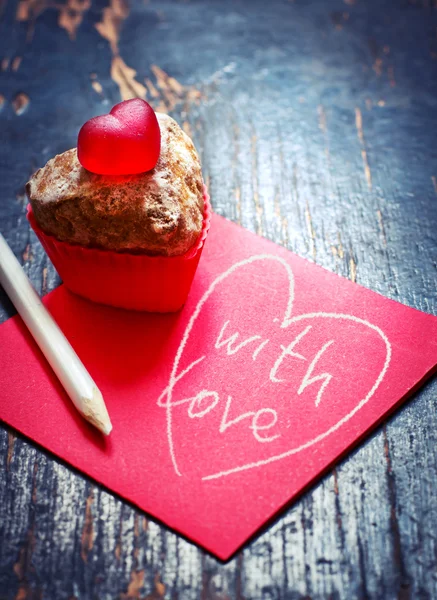 Валентинов кекс и записка — стоковое фото