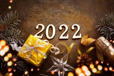 Mutlu yıllar 2022 / arka plan Yeni yıl kartı Parlak ışıklar, hediyeler ve bir şişe şampanya