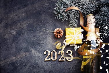 Mutlu yıllar 2023 / arka plan Yeni yıl kartı Parlak ışıklar, hediyeler ve bir şişe şampanya
