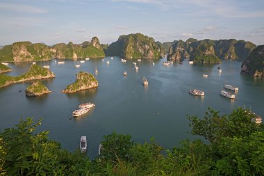 turist junks ın halong bay, vietnam