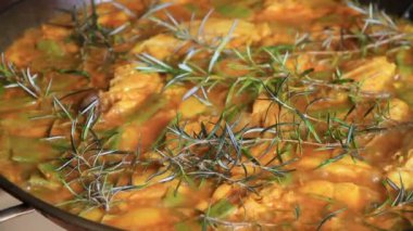 Hacı ile tipik İspanyol paella