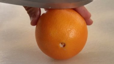 bir adam bir portakal kesme