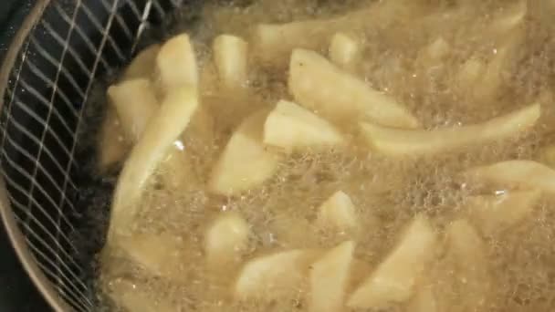 Aardappelen worden gebakken in de hete olie — Stockvideo