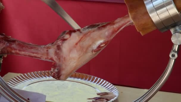 Snijden van jabugo ham — Stockvideo