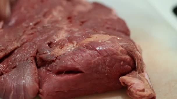 Cleaning sirloin steak — Stock Video