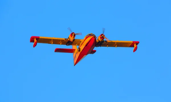 A twin-engined water bomber — Stock Photo, Image