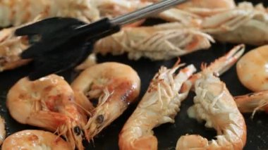 üzerinde bir tavada karides ızgara Kral üzerinde dönüm