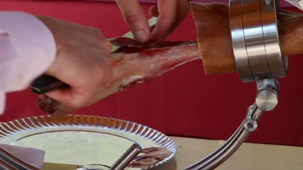 Serrano ham ahşap üzerine yan görünüm — Stok video