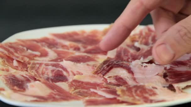 Plukken serrano ham — Stockvideo