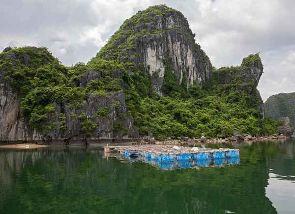 Плаваючі рибальське село — стокове фото