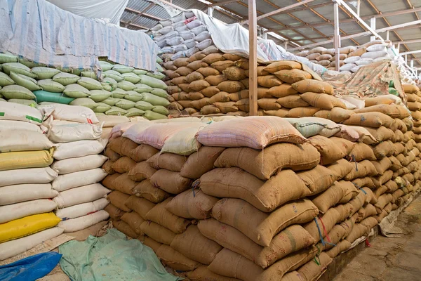 Almacén y sacos apilados — Foto de Stock