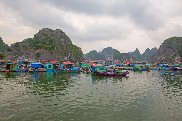 Floating fishing village — Stock Photo, Image