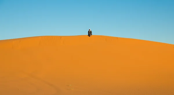 Dune and man — Stock Photo, Image