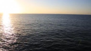 gün batımında ufukta yelken yan görünüm