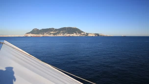 Zijaanzicht van gibraltar rock uit boot — Stockvideo