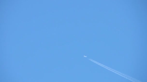 Нижний вид летающего самолета над голубым небом — стоковое видео