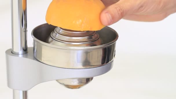 Pressage de jus d'orange avec une grande presse à jus — Video