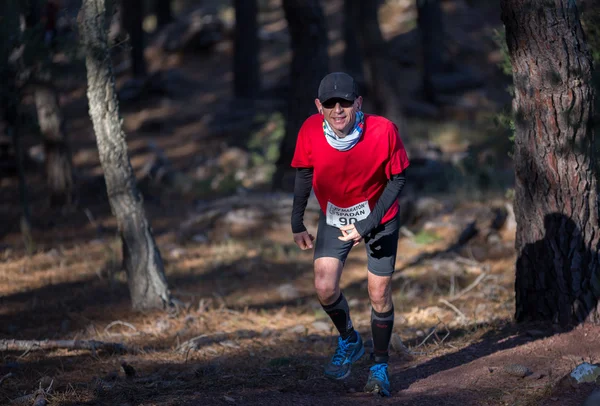 Maratona dura corrida de montanha, escalada em grupo — Fotografia de Stock