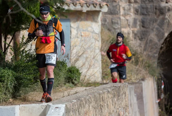 Carrera de montaña dura, amigos — Foto de Stock