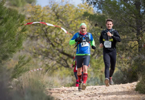 Maratona dura corrida de montanha, escalada — Fotografia de Stock