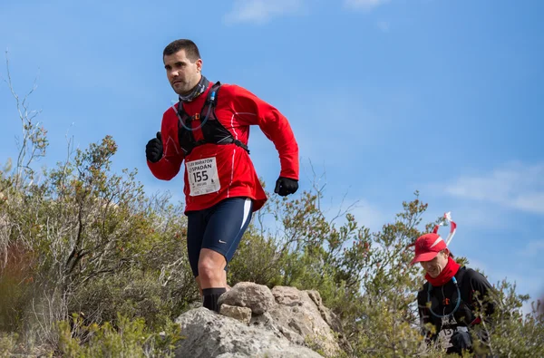 Carrera de montaña dura, amigos — Foto de Stock