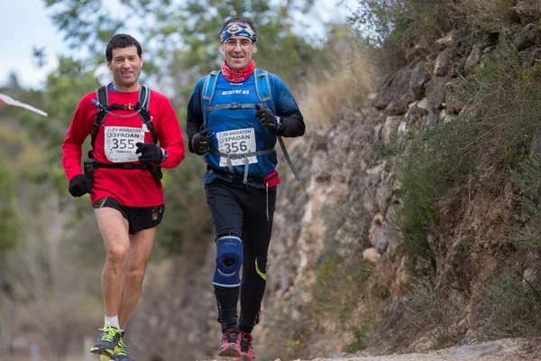 Carrera de montaña dura, amigos — Foto de Stock