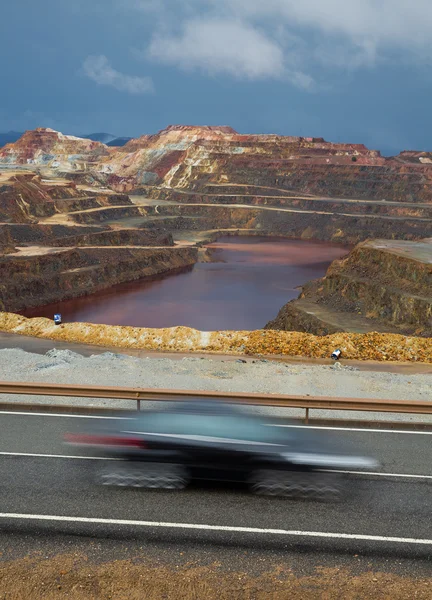 Rio Tinto mina e trilha de carro — Fotografia de Stock