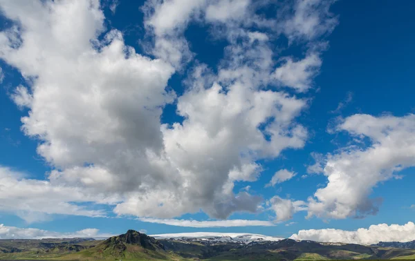 Blauer Himmel mit Wolken und Bergen — Stockfoto