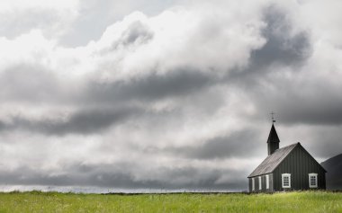 ahşap kilise ve fırtına