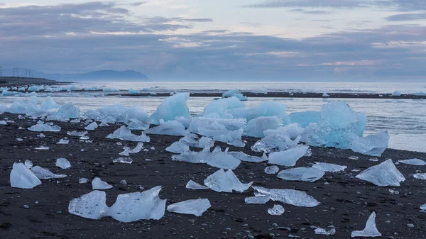 Blue icebergs and sea — Stockfoto