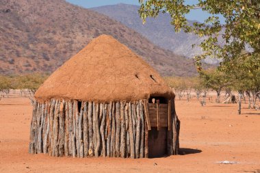 himba insanlar geleneksel kulübeleri