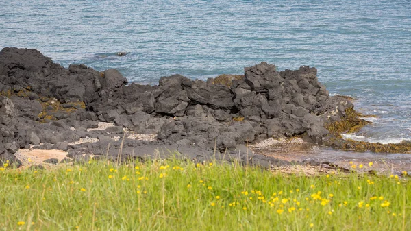 Lavastrom fließt ins Meer — Stockfoto