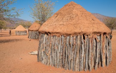 himba insanlar geleneksel kulübeleri