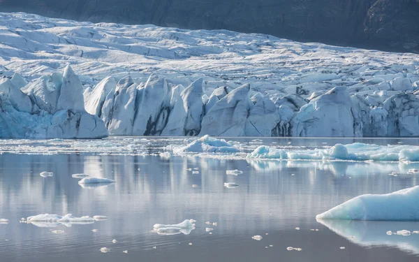 Mavi icebergs ve lagoon — Stok fotoğraf